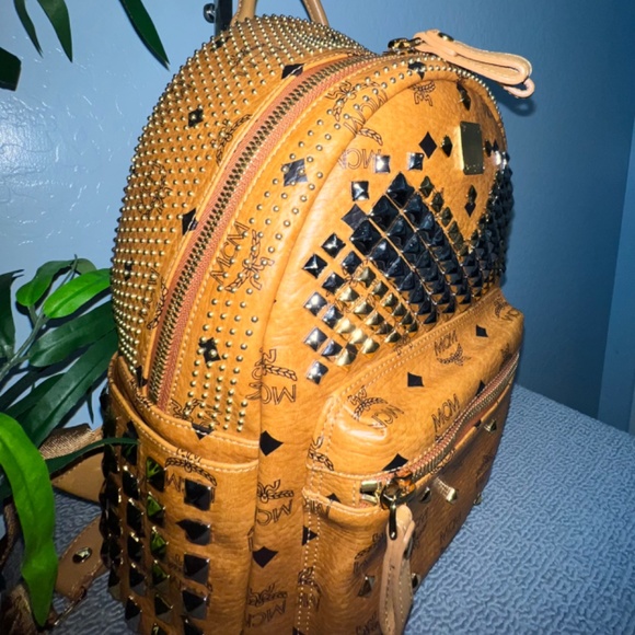 Backpack - Picture 3 of 7